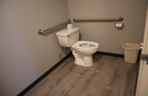 West Eugene Hotel | Express Inn & Suites Eugene