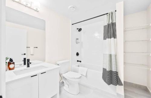 Harwood Apartment | Exquisite 3BR with Den & Complimentary Parking