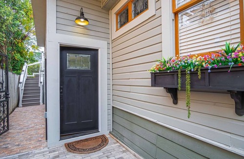 King William House | Exquisite Studio Guesthouse Near Downtown s Core