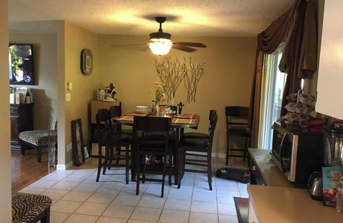 West Linn House | Extended Stay Walk to Restaurants Cafés & Food Carts Patio Large Yard Pet