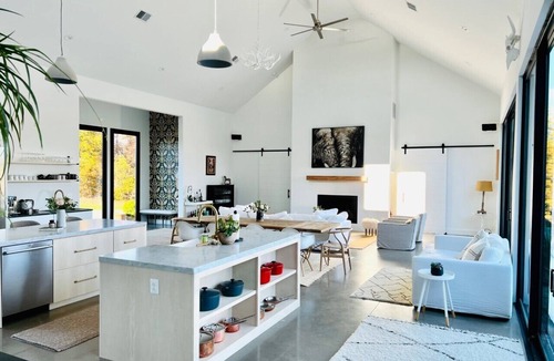 Batesville House | FAB MODERN BARN w/heated pool, views & 21+ acres - close to UVA & Vineyards!