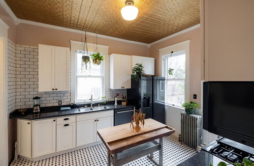 Fifth Ward House | Fabulous Walkers Point Mansion w/Bar andFireplace