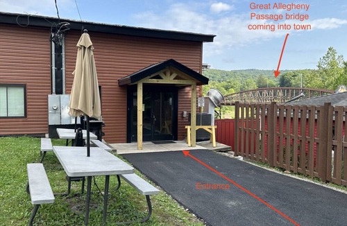 Ohiopyle Apartment | Fall Trailside Hotel 105: Sleeps 2, 1BR 1BA Grill Laurel Highlands