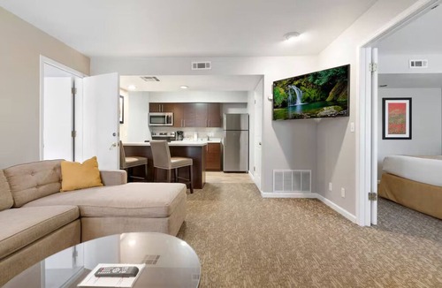 Newark Hotel | Family-Friendly 1BR Suite w/Kitchen + Living Area Near Newpark Mall + Breakfast