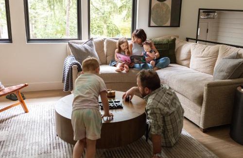 Friendly House | Family-Friendly Luxe Home with Sauna - mins to UO