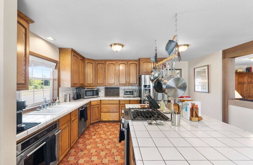 Estacada House | Family & Friends! Big comfy home w/indoor jet tub, huge private deck w/ping pong