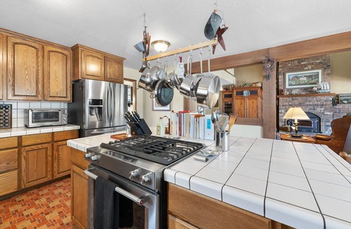 Estacada House | Family & Friends! Big comfy home w/indoor jet tub, huge private deck w/ping pong