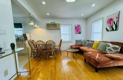 Glen Head House | Family Home near NY Beach Private Workspace