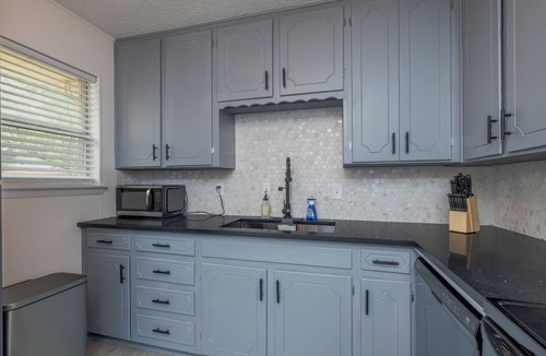 Euless House | Fenced Yard, Garage + Workspace - Pet-Friendly