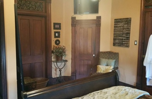 Palestine Bed & Breakfast | Fig Tree Manor
