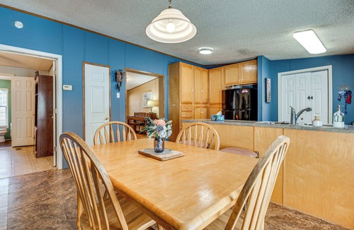 Mountville House | Fire Pit & Deck: Pet-Friendly Luthersville Home!