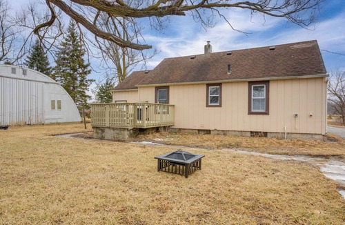 Bedford House | Fire Pit + Ping Pong: Rural Ottawa Lake Retreat!