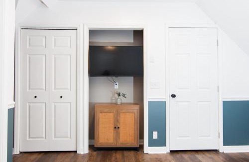 Anderson House | Forested Retreat a Scenic Above Garage Suite