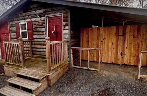 Albertville Cabin | Fox’s Den Cute lil Cozy stay with a hot tub for relaxing