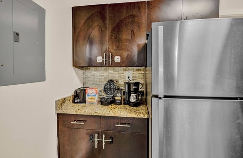 Alexandria West Apartment | Free Parking, Near Old Town, DC Monuments, MGM Casino, and Airport