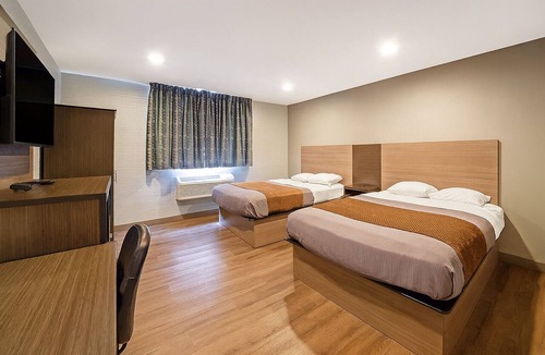 Foxboro Hotel | Friends Getaway! 2 Spacious Units, Free Parking, Minutes to Gillette Stadium!