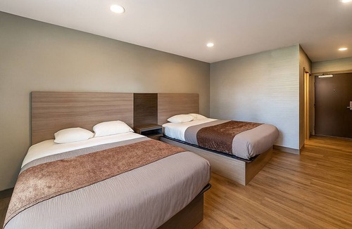 Foxboro Hotel | Friends Getaway! 2 Spacious Units, Free Parking, Minutes to Gillette Stadium!