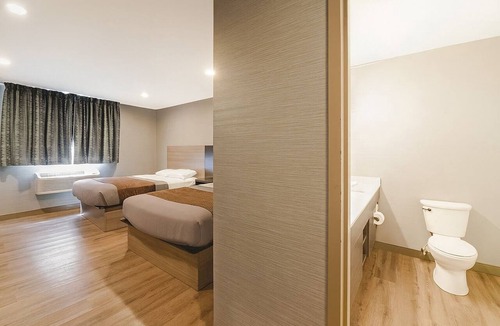 Foxboro Hotel | Friends Getaway! 2 Spacious Units, Free Parking, Minutes to Gillette Stadium!