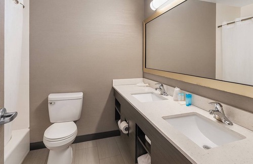 Foxboro Hotel | Friends Getaway! 2 Spacious Units, Free Parking, Minutes to Gillette Stadium!