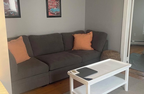 Warren Apartment | Full 2 bedroom apt in beautiful Warren RI Floor 2