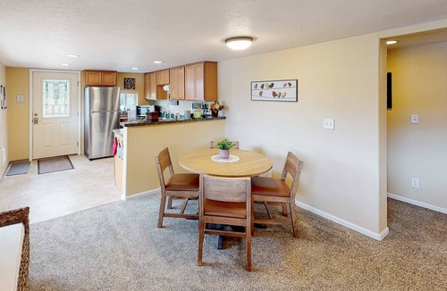 Amazon Condo | Full duplex with patio-deck, mountain views, washer&dryer, dogs allowed