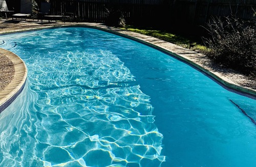 West Oak Hill House | Full House, Fire Place, BBQ, Private Pool and Backayrd in a Prime Location