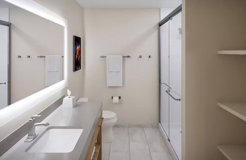 Macomb Hotel | Fully Equipped Studio with Kitchen and Swimming Pool Perfect for Extended Stays