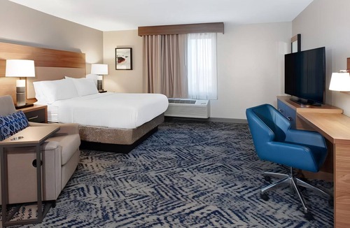 Macomb Hotel | Fully Equipped Studio with Kitchen and Swimming Pool Perfect for Extended Stays