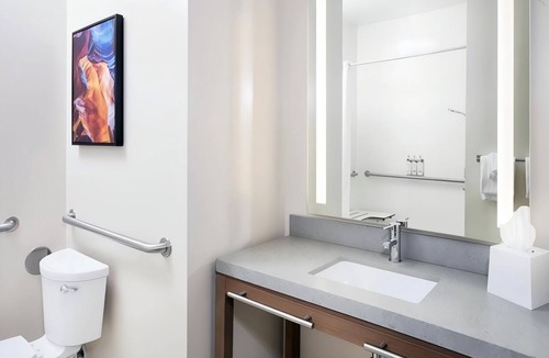 Macomb Hotel | Fully Equipped Studio with Kitchen and Swimming Pool Perfect for Extended Stays