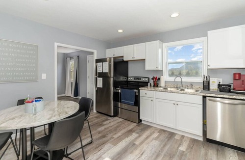 Middletown House | Furnished Ranch Home with FREE washer and dryer