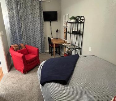 Newberg Apartment | GFU neighborhood and Oregon Wine Country studio