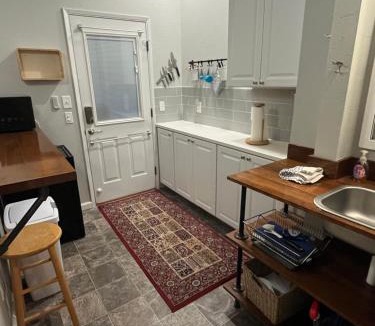 Newberg Apartment | GFU neighborhood and Oregon Wine Country studio