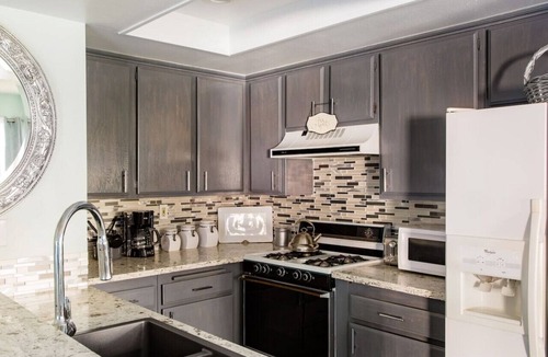 Aliso Viejo Villa | Glamorous Regal Design Home with Private Patio and Garage