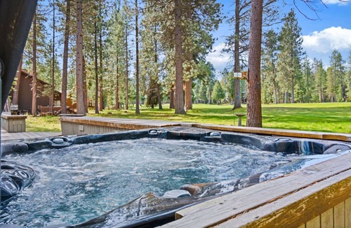Black Butte Ranch House | Golf View Retreat | Hot Tub, 3 Kings & Pool Table