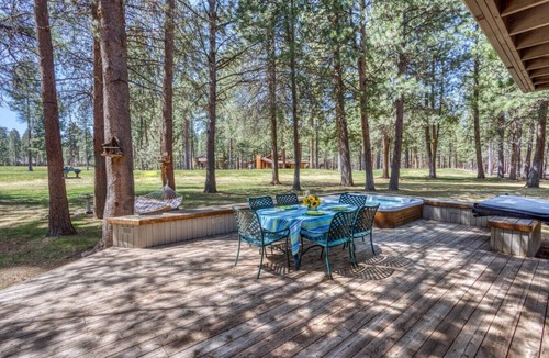 Black Butte Ranch House | Golf View Retreat | Hot Tub, 3 Kings & Pool Table