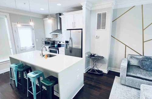 Northeast House | Gorgeous 4-Level House with Private Parking in Serene Washington Neighborhood