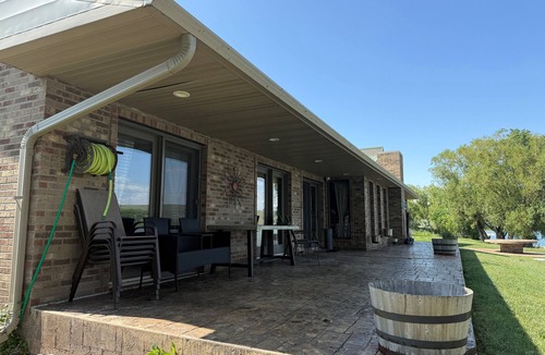 Pierre House | Gorgeous 6-bedroom, 5 bath house with magnificent view of the river in Ft Pierre