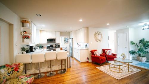 Oxon Hill House | Gorgeous 7BR 3BA Family Home in Maryland