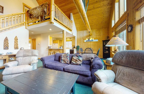 Redmond Ski Chalet | Gorgeous chalet withprivate deck, fireplace, 3 pools, and gym