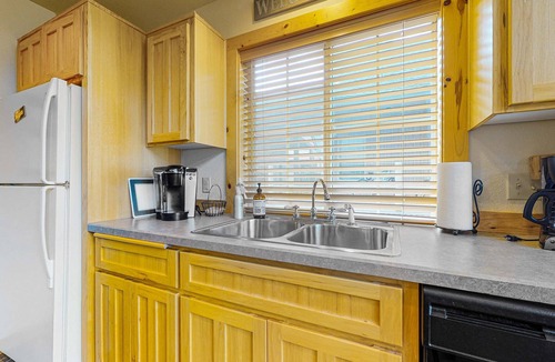 Redmond Ski Chalet | Gorgeous chalet withprivate deck, fireplace, 3 pools, and gym