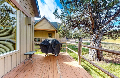Redmond Ski Chalet | Gorgeous chalet withprivate deck, fireplace, 3 pools, and gym