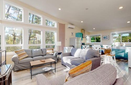 Nehalem House | Gorgeous home with a gas grill kitchen washer&dryer patio & gas fireplace