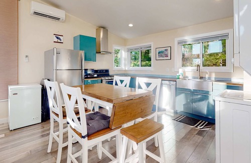 Nehalem House | Gorgeous home with a gas grill, kitchen, washer&dryer, patio, & gas fireplace