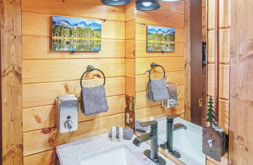 Estes Park Hotel | Gorgeous Riverfront Suite with Views R4