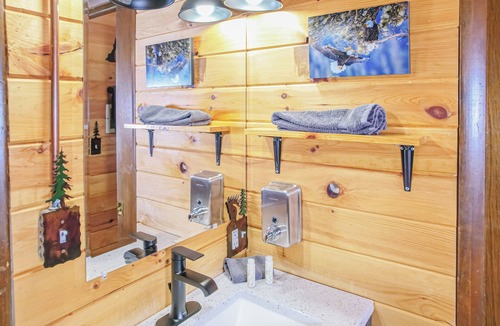 Estes Park Hotel | Gorgeous Riverfront Suite with Views R1