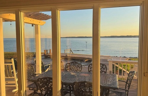 Hallieford House | Gorgeous waterfront getaway with breathtaking sunsets and relaxing