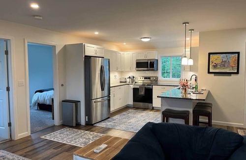 New Haven Apartment | Gracious two bedroom just minutes to Middlebury!