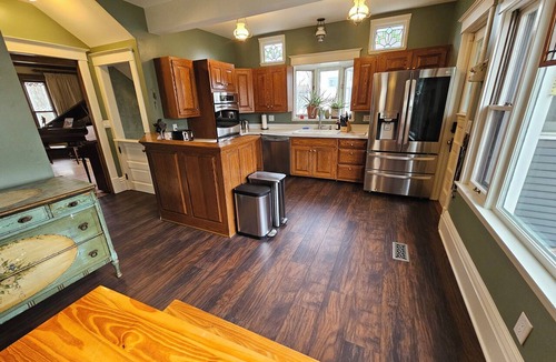 Woodstock House | Grand 1800s Victorian Gem: Updated/by Downtown