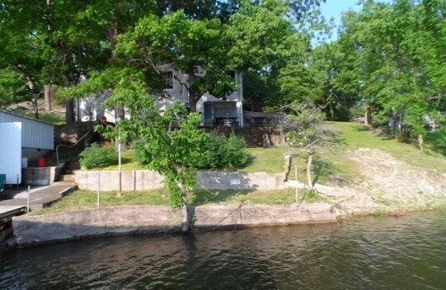 Warsaw House | GRANDMA'S GET-A-WAY (Water Front property) WIFI. Private covered one bay dock.
