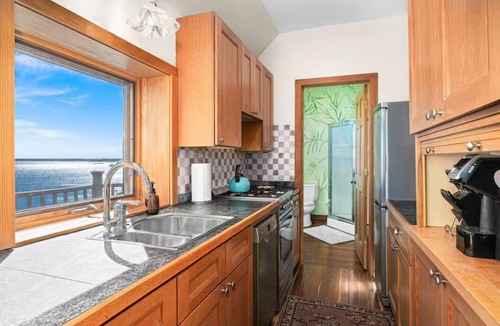 East Hillside Apartment | Great apartment with an incredible view!